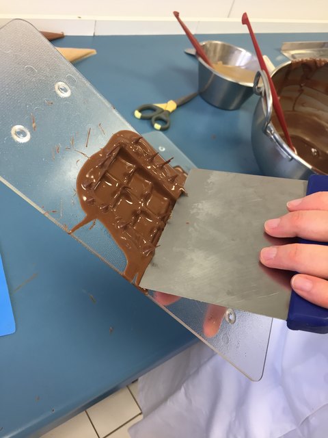 Produktentwicklung bei Salzburg Schokolade: In Handarbeit werden Kostproben – in diesem Fall in Form kleiner gefüllter Schokoladentafeln – hergestellt.