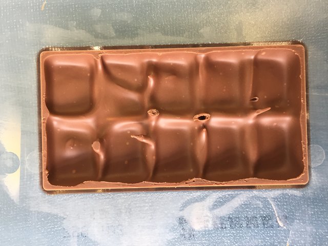 Produktentwicklung bei Salzburg Schokolade: In Handarbeit werden Kostproben – in diesem Fall in Form kleiner gefüllter Schokoladentafeln – hergestellt.