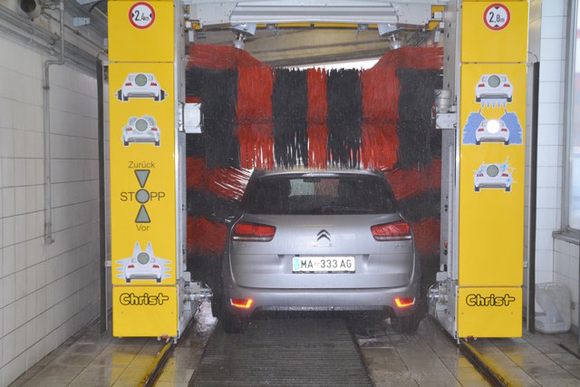 Die neue und moderne Waschanlage im Autohaus Bogner ist bereits in Betrieb.