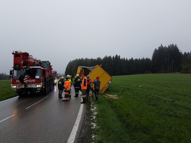 Die Freiwillige Feuerwehr Vöcklabruck rückte mit dem Kran zur Lastwagenbergung an. | Foto: FF Vöcklabruck