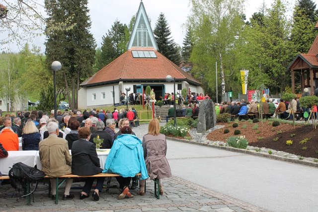 Wiederum gut besucht war der Emmausgang in Wernersdorf mit hl. Messe und Weinsegnung.