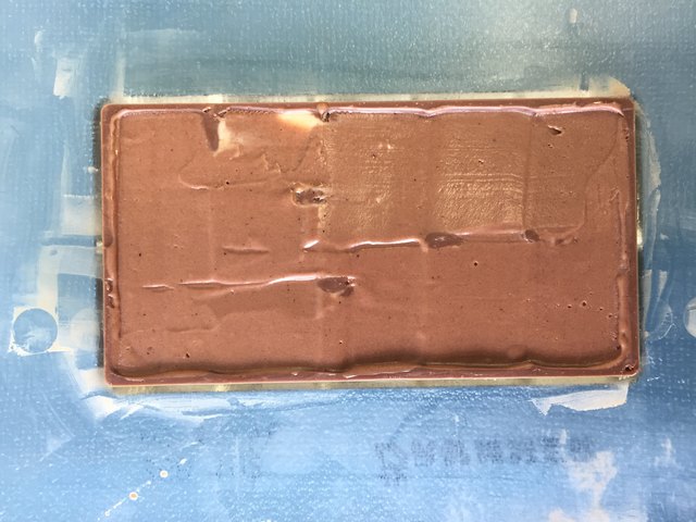 Produktentwicklung bei Salzburg Schokolade: In Handarbeit werden Kostproben – in diesem Fall in Form kleiner gefüllter Schokoladentafeln – hergestellt.
