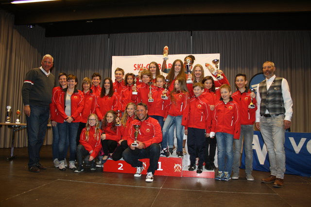 Jubel beim Ski-Club Arlberg über den Sieg in der Vereinswertung bei den Schülern und dem hervorragenden 3. Platz bei den Kindern. | Foto: Elisabeth Zangerl