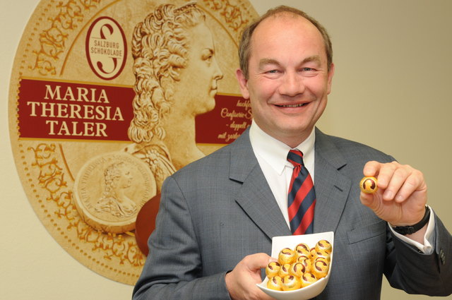 Salzburg Schokolade-Geschäftsführer Christian Schügerl mit der neu kreierten Maria Theresia Kugel