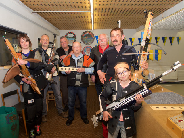 Oberschützenmeister Andreas Kroiss (r.), Hermann Büchler, Rudolf Bauer, Georg John, Gerhard Moser, Elisabeth Neubauer, Xenia Godai, Kathrina Lesk, Thomas Hummer bilden die Gloggnitzer Schützen.