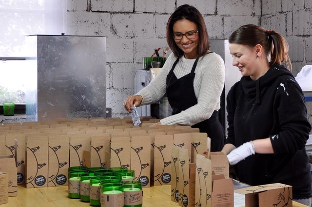 Verpackt wird in Hof alles händisch. Im Bild: Julia Schliefsteiner mit ihrer Mitarbeiterin Elisabeth Stöllinger.