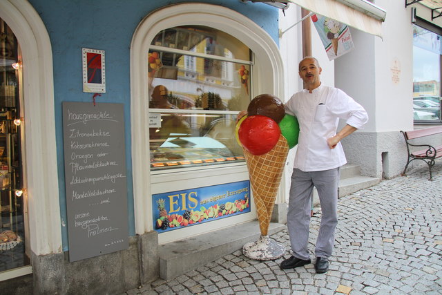 Ernst Eibensteiner erzeugt sein Eis selbst. Seine persönlichen Favoriten sind Cookies, Zitrone – vor allem an heißen Tagen – und Natur-Pistazie.