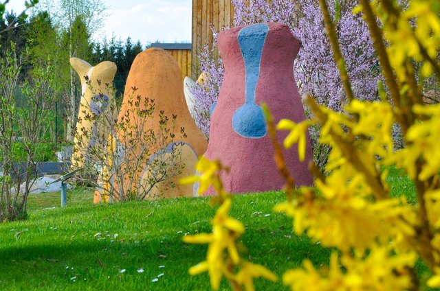 Frühling im Skulpturenpark des Kunstmuseums Waldviertel