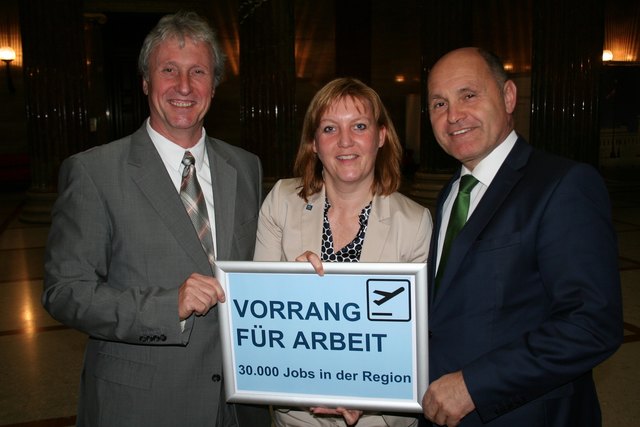 Gerhard Schödinger mit Sandra Kern und Wolfgang Sobotka. | Foto: NÖAAB