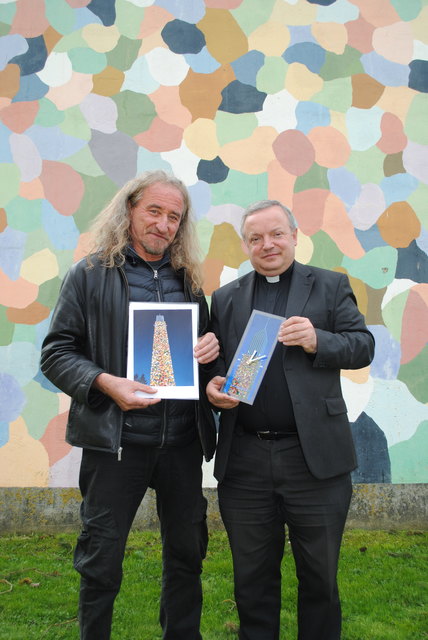 Künstler Gustav Troger (l.) und Dechant Friedrich Weingartmann freuen sich über die geplante Generalsanierung.