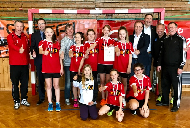 Die erfolgreichen Bärnbacher Handball-Schülerinnen mit Bgm. Bernd Osprian | Foto: KK