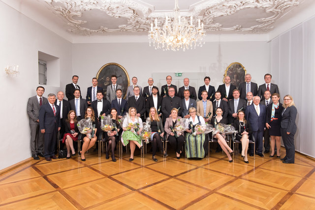 Den Absolventen gratulierten auch Vertreter der Politik wie etwa Gerhard Kurzmann, Beatrix Karl und Martina Kaufmann. | Foto: Hermann Burgstaller