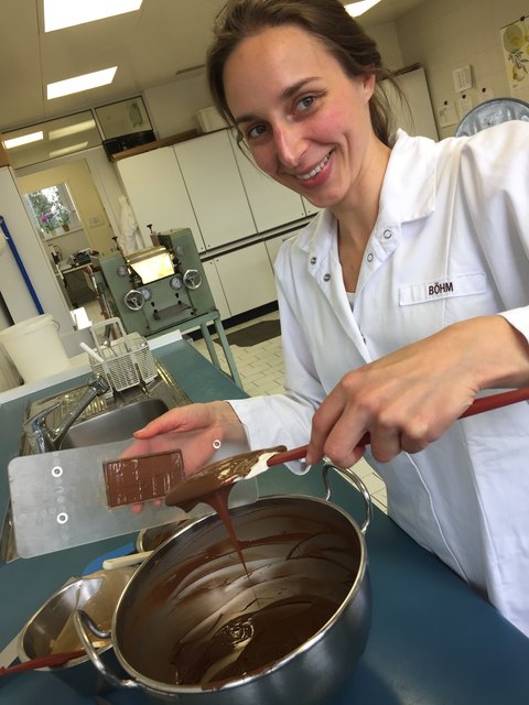 Produktentwicklung bei Salzburg Schokolade: Lebensmitteltechnologin und Konditorin Agnes Böhm im Schokoladen-Labor.