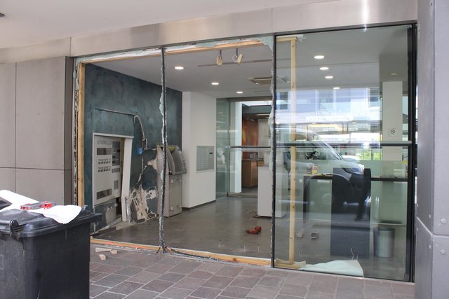 Das Loch unmittelbar neben der Eingangstüre, das Auto zerstörte die Glasfassade. | Foto: Lederer