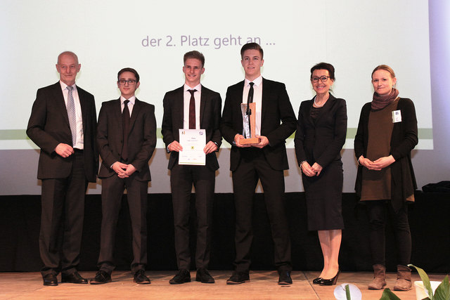 Direktor Johannes Berthold (BHAK/BHAS Mistelbach), Moritz Amerstorfer, Lukas Birklbauer, Bernhard Kinateder (alle drei aus der V. DiBi HAK der BBS Rohrbach), Ministerialrätin Katharina Kiss und Manuela Waldner (TU Wien, Jurymitglied). | Foto: Foto: BHAK Mistelbach