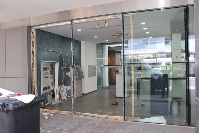 Zum Glück wurde keine Mitarbeiterin der Bank verletzt. | Foto: Lederer