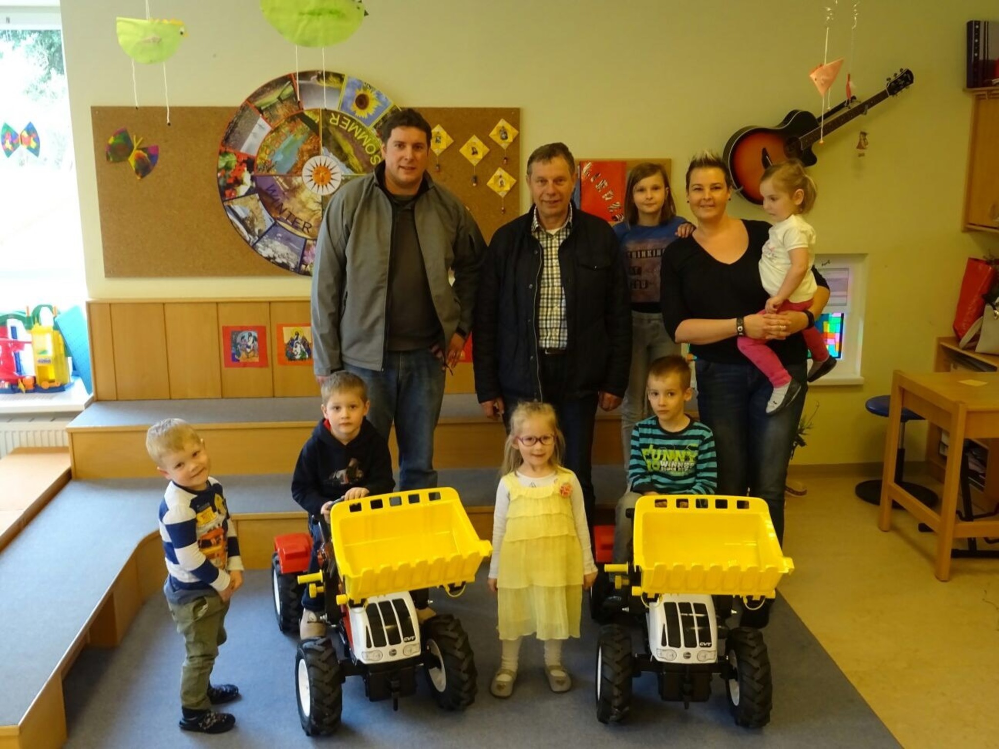 Zwei Trettraktoren für den Pfarrcaritas Kindergarten Pfarrkirchen