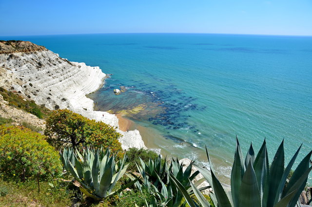 Die Scala dei Turchi („Treppe der Türken“) ist ein aus Mergel bestehender, monumentaler Felsen nahe der Gemeinde Realmonte in der Provinz Agrigento im Süden von Sizilien. Strahlend weiß und an bizarre Stufen erinnernd ist der Ort zu einer Touristenattraktion geworden. Der zweite Teil des Namens soll auf sarazenische Piraten zurückgehen, die im Volksmund „Türken“ genannt wurden und bei Überfällen ihre Boote im Windschatten des Felsens verankert haben sollen. (Textauszug Quelle: Wikipedia )