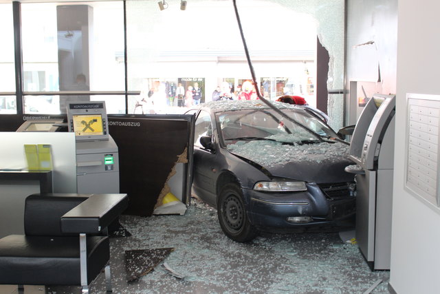 Plötzlich stand das Auto im Foyer der Bank. | Foto: Steiner