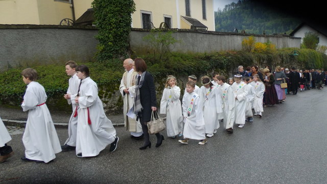 Grünau: Festzug der Erstkommunionkinder zur Pfarrkirche im Jahre 2016. Foto: Friedrich Bamer.