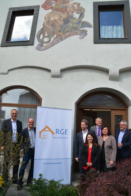 Neue Adresse für die ARGE Altenheime Tirol unter Obmann Robert Kaufmann (li.) am Dorfplatz 1 in Zirl.