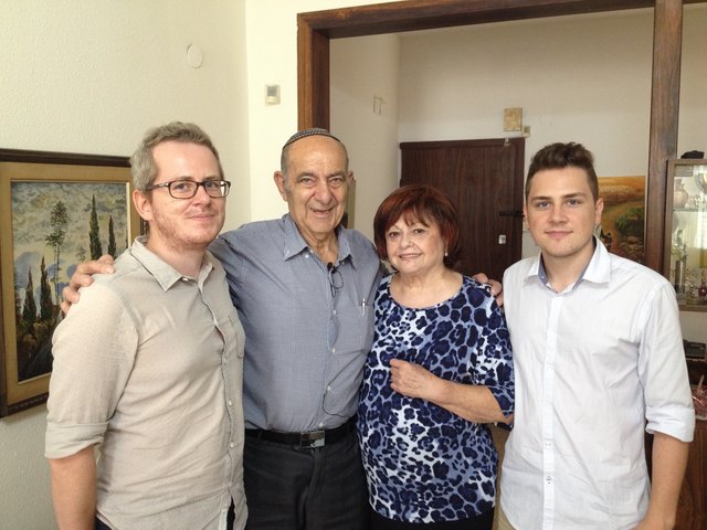 Hans und Tobias Hochstöger (r.) haben den Priel-Überlebenden Yakov Schwartz und seine Frau Elisheva in Israel besucht.
