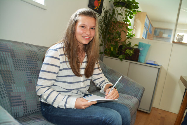 So wie es bei den meisten Künstlerinnen und Künstlern ist, so ergeht es auch Sophia: manchmal will sie den Stift frustriert wegwerfen, manchmal fließen die Gedanken nur so aus ihr heraus.