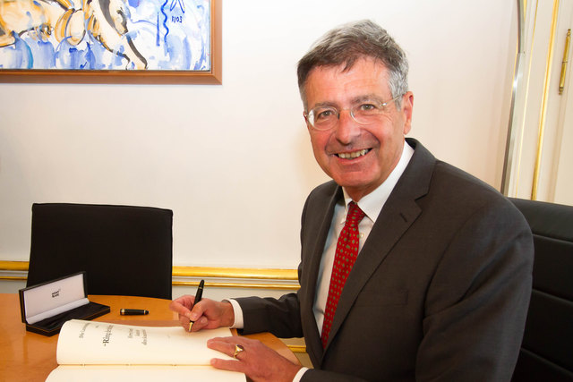 Norman Dick trug sich auch ins Ehrenbuch der Stadt Salzburg ein. | Foto: Stadt Salzburg
