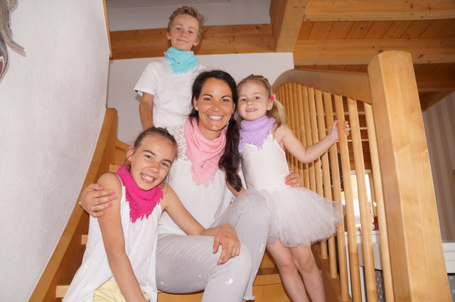 Tamara Reiter, die Designerin von "Marienkind", mit ihren drei Kindern Sarah (li.), Florian und Louisa.
