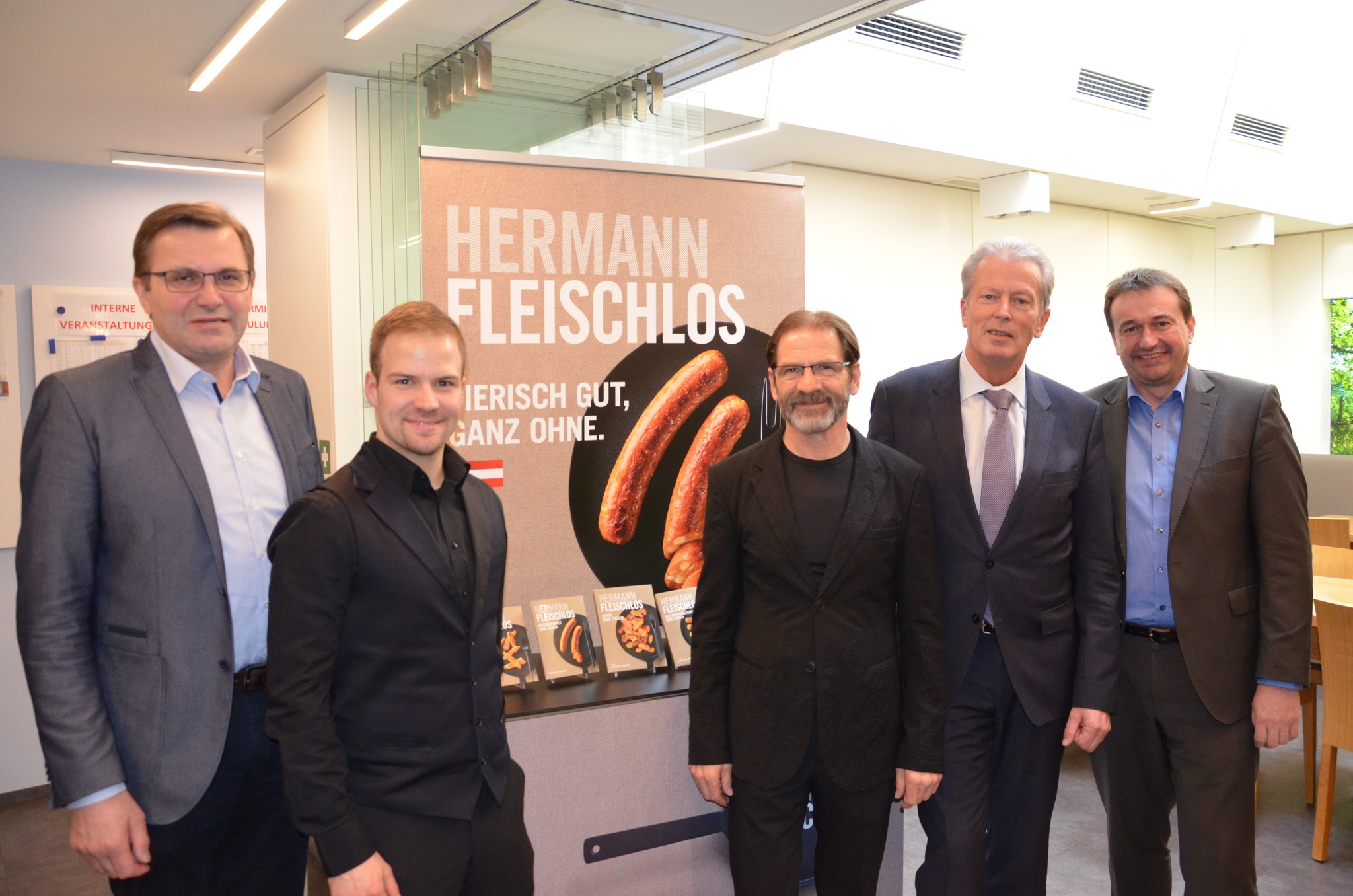 neuburger-pr-sentierte-bezirksparteiobmann-reinhold-mitterlehner-die