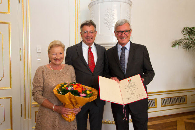 Susanne Dick, Norman Dick und Vizebürgermeister Harald Preuner bei der Verleihung im Schloss Mirabell. | Foto: Stadt Salzburg