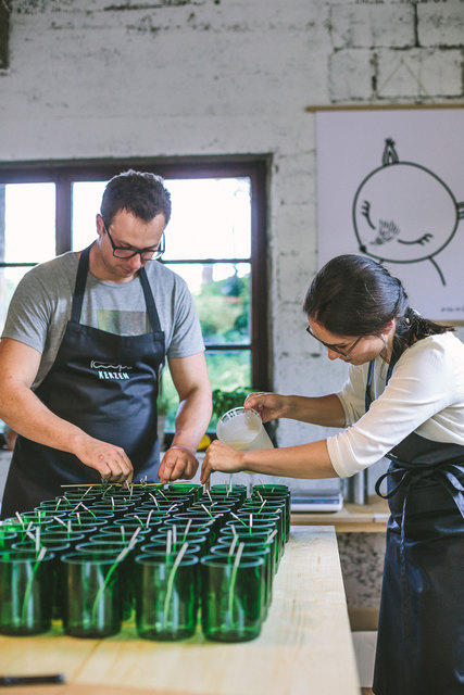 Produziert wird in Hof noch per Hand. | Foto: Nox Photography/Leander Nardin