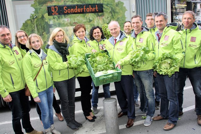Beim Grazer Krauthäuptel blicken alle in eine gemeinsame Richtung: Salatproduzenten mit LR Johann Seitinger, AMA-Managerin Karin Silberbauer und Maria Pein von der Landwirtschaftskammer