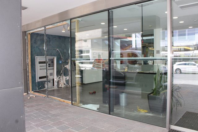 Die Glasfassade neben des Eingangsbereichs ist kaputt. | Foto: René Lederer