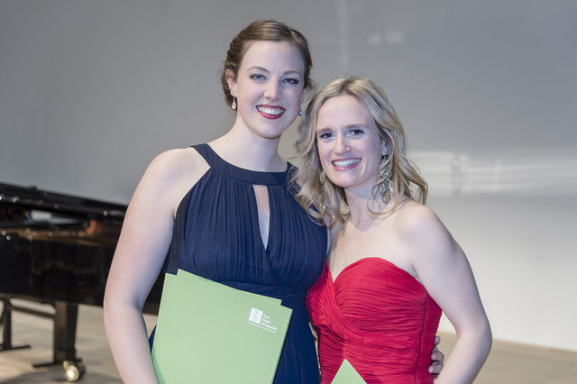 Julia Grüter (l.) und Ilia Vierlinger, die zwei Preisträgerinnen des Operettenwettbewerbs, sind gemeinsam mit anderen Sängern bei der Muttertags-Matinee zu hören.