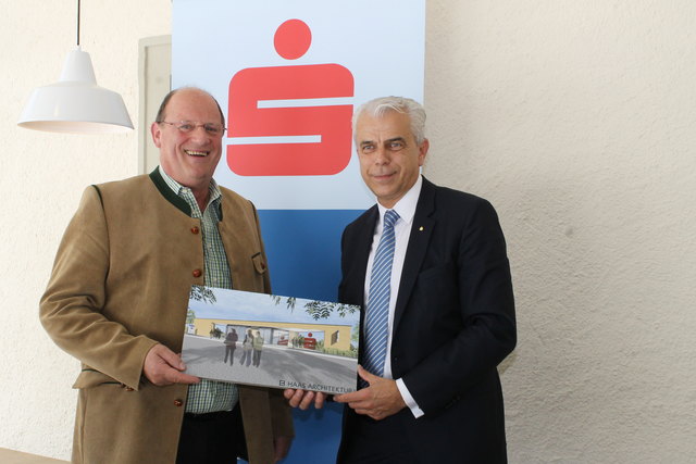 Bürgermeister Aegidius Exenberger (li.) mit Herbert Walzhofer, Vorstandsdirektor der Sparkasse OÖ.