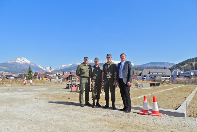 Lokalaugenschein Baustelle Flugdächer: Vzlt Josef Wieland, OStWm Martin Moser, Mjr Reinhard Lüftenegger, Bgm. Georg Gappmayer. | Foto: Marktgemeinde Tamsweg