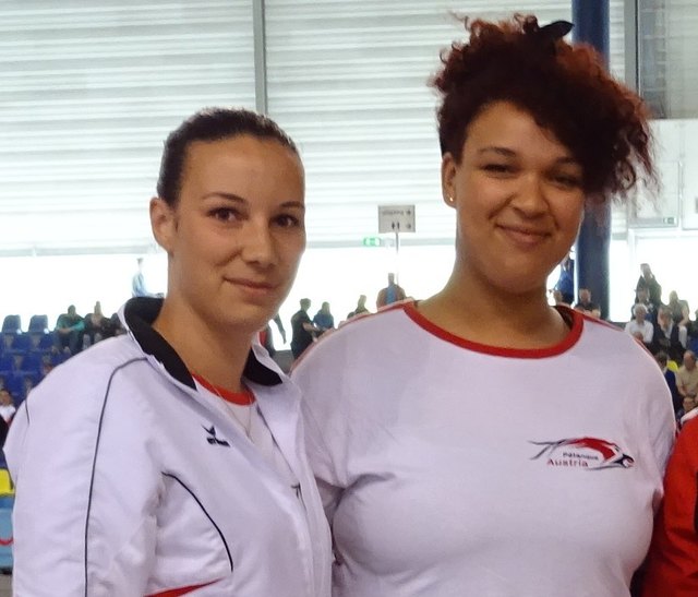 Isabella Schimak (li.) mit ihrer Vereinskollegin Jennifer Obasuyi (re.) / Beide Pétanque Verein Neusiedl