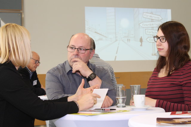 WKO lud zum Dreilnder-Treffen in die Firma Ecker-Holzwarenerzeugung in Neustift ein. NEUSTIFT. Brigitte und Peter Ecker waren Gastgeber Speed-Dating unter Nachbarn auf der Genussstrae - Rohrbach