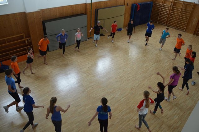 Gemeinsames Aufwärmen in der Turnhalle