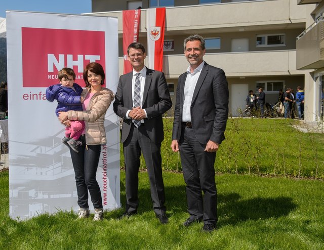 Freudige Gesichter in Zirl: Helen Walter mit Eleonore freut sich gemeinsam mit Bürgermeister Thomas Öfner und NHT-Baugeschäftsbereichsleiter Engelbert Spiß (re.) über das neue Zuhause. | Foto: NHT/Oss