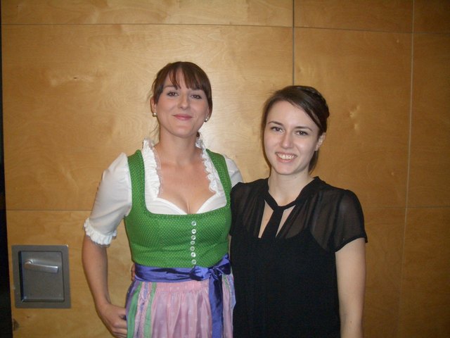 Moderatorin Andrea Humer und Emma Weixelbaum