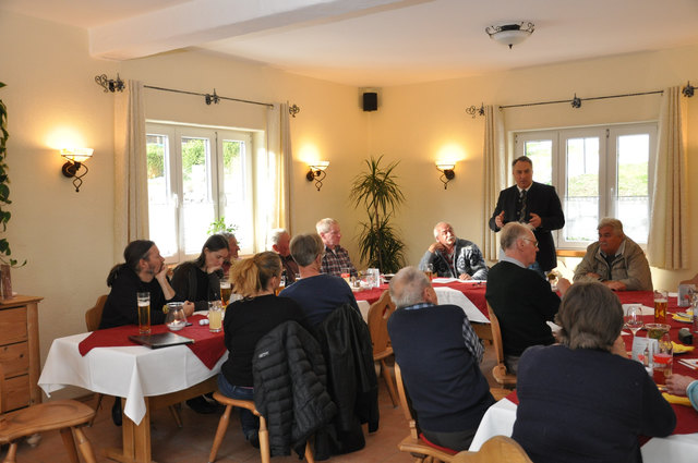 Stehend Bgm Josef SCHMIDL-HABERLEITNER, Vzbgm Alfred GRUBER, Pfalzbergbewohner