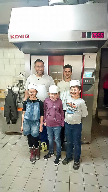 Annika, Leonie und Alexander mit Bäckerei - Chef Sime Juric (h.l.) und einem fleißigen Helfer