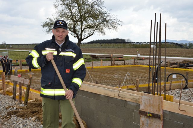 Kommandant HBI Roman Schmidberger von der Feuerwehr Steinersdorf auf der Baustelle des neuen Depots