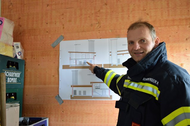 Kommandant Roman Schmidberger präsentiert den Bauplan des neuen Feuerwehrdepots in Steinersdorf