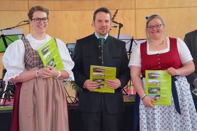 Anna Rottensteiner aus Lessach im Lungau (re.) aboslvierte mit Auszeichnung die 3-jährige landwirtschaftliche Fachschule Winklhof in Oberalm im Bild mit Klassenvorstand Josef Haslauer und Christina Grander (v.re.).