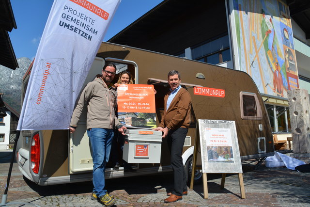 Mit Wohnwagen, Postkastl, App und Workshops wollen "Communalp" und Gemeinde von den Kramsachern wissen, was sie wollen.