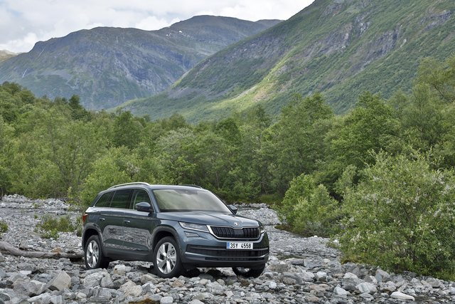Skoda Kodiaq: 4,7 Meter lang, bietet der Kodiaq vor allem enorm viel Platz: Die Beinfreiheit in der zweiten Reihe ist oberklassig, der Kofferraum mit 720 Litern riesig – und selbst als Siebensitzer bleiben 270 Liter.