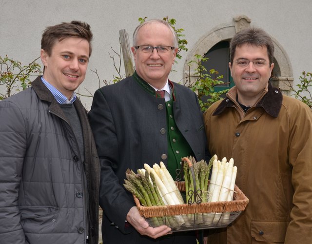 LK-Präsident Franz Reisecker (m.) mit Matthias Ecker und Rudolf Lindinger. | Foto: LKOÖ